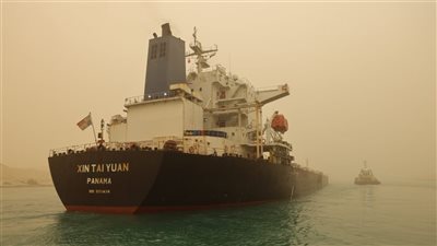 قاطرات الإنقاذ تنجح في تعويم سفينة الصب XIN TAIN YUAN بعد جنوحها بقناة السويس