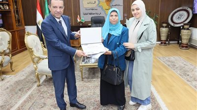  محافظ المنوفية يكرم عصمت عبد الحليم الفائزة بالمركز الثالث على مستوى الجمهورية والأمهات المثاليات