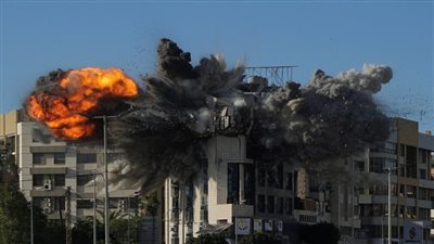 الجيش الإسرائيلي يشن موجة من الغارات على البنية التحتية لحزب الله في بيروت