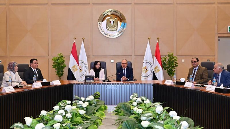 جانب خلال الاجتماع