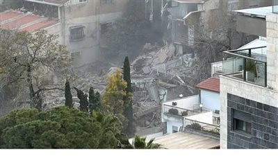 إسرائيل تخلي مباني بحيفا تحسبًا لانفجار جزء من صاروخ إيراني تحت الركام