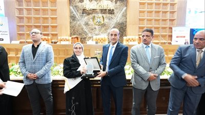 محافظ أسيوط يشهد الاحتفال بعيد الأم ويكرم الأمهات المثاليات 