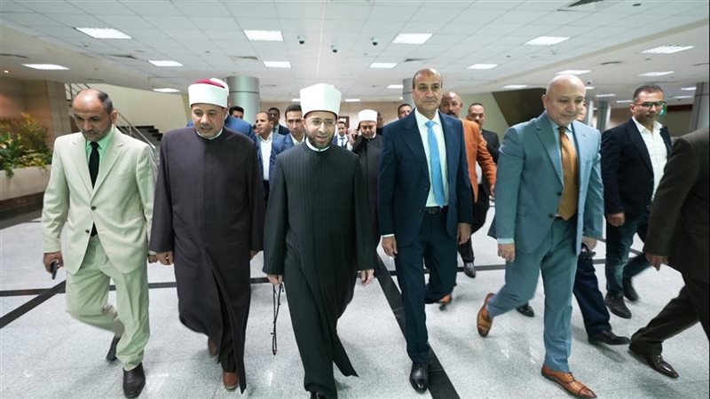 محافظ أسيوط يستقبل
