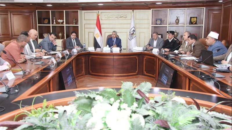 اجتماع محافظ بنى