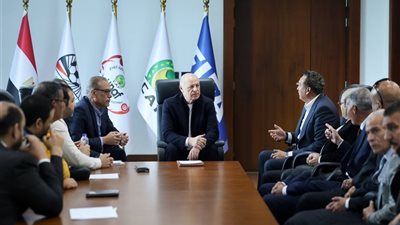 أبو ريدة يستقبل مجموعة من أندية الجمعية العمومية