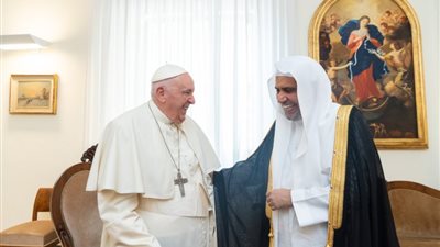 رئيس رابطة العالم الإسلامي يلتقي البابا فرنسيس لتعزيز الحوار بين الأديان وترسيخ قيم التعايش والسلام