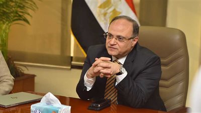 رئيس هيئة الدواء المصرية يبحث مع شركة صينية توطين صناعة الزجاج البوروسيليكاتي الصيدلاني