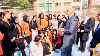 عبداللطيف يشدد علي الالتزام بالزي المدرسي وتطبيق اعمال السنة