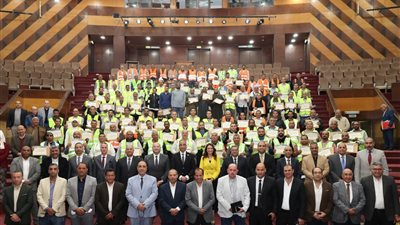 محافظ الجيزة يكرم عمال النظافة والسائقين تقديرًا لدورهم الكبير في التعامل مع الأمطار 