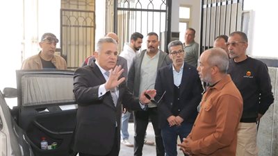رئيس جامعة السويس يفاجئ الحملة الميكانيكية بجولة تفقدية لتعزيز كفاءة التشغيل والانضباط