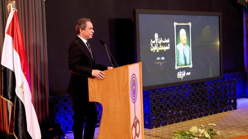 الكاتب والإعلامي