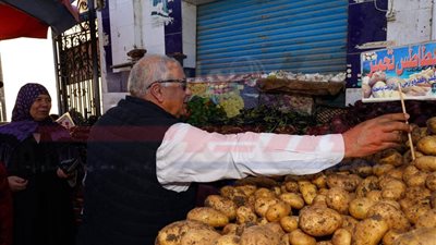 بسبب عدم الإعلان.. محافظ مطروح يفاجئ السوق العمومية ويُحيل مسؤول التموين للتحقيق
