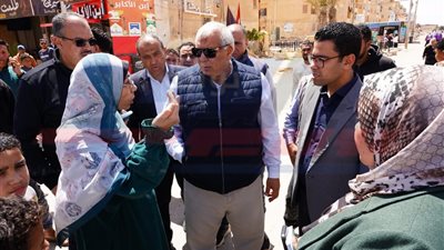 محافظ مطروح يتفقد موقع مقترح لمجمع الخدمات بالكيلو 10