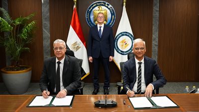 وزير البترول يشهد توقيع عقد توريد الفوسفات للمجمع الصناعي الجديد