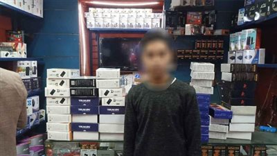 ضبط أجهزة لفك شفرات القنوات المشفرة داخل محل بعابدين