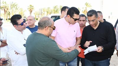 وزير الشباب والرياضة ومحافظ البحر الأحمر يتفقدان الأرض المخصصة لإقامة القرية الأولمبية