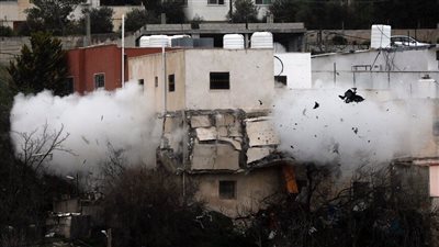 الضفة.. الجيش الإسرائيلي يفجر بناية سكنية في مخيم طولكرم