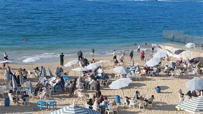 إقبال ملحوظ على شواطئ الإسكندرية تزامنًا مع احتفالات شم النسيم.. وستانلي يسجل 50%