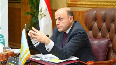 محافظ الغربية يناقش الاستعدادات لموسم توريد القمح 