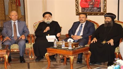 محافظ الإسكندرية يهنئ الأقباط بعيد القيامة المجيد ويشارك فرحتهم من الكنيسة المرقسية