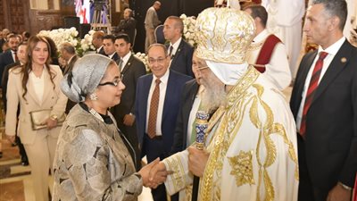 أمل عمار تشهد قداس عيد القيامة بالكاتدرائية المرقسية وتُهنئ البابا تواضروس الثاني