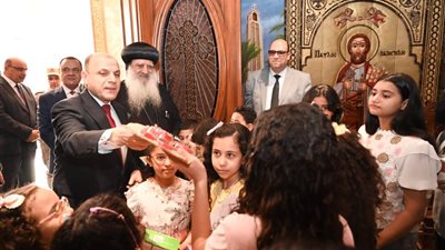 محافظ الغربية يوزع الهدايا على الأطفال داخل الكنائس في عيد القيامة