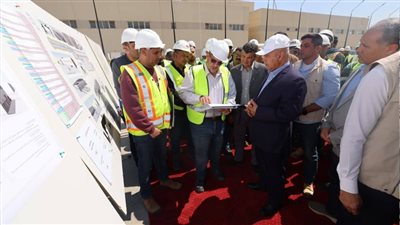 وزير النقل يتفقد أعمال مونوريل غرب النيل  