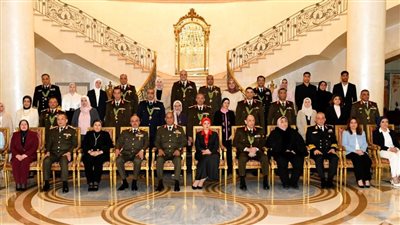 وزير الدفاع يكرم عدداً من القادة الذين أوفوا العطاء بالقوات المسلحة