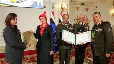 وزير الدفاع والإنتاج الحربي يكرم عددا من القادة الذين أوفوا العطاء بالقوات المسلحة