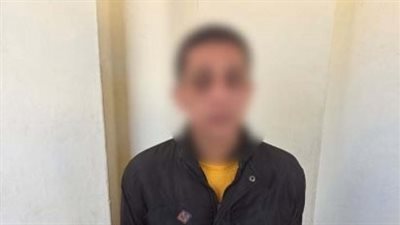 كشف ملابسات فيديو إلقاء شخص بعض المتعلقات والألواح الخشبية على السيارات 