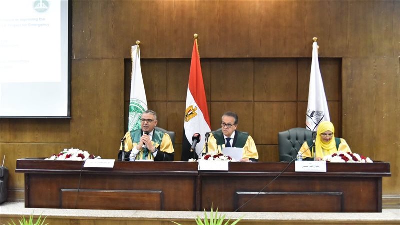 خلال المناقشة 