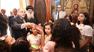 محافظ الغربية يزور الكنائس لتهنئة الأقباط بعيد القيامة ويوزع الهدايا على الأطفال