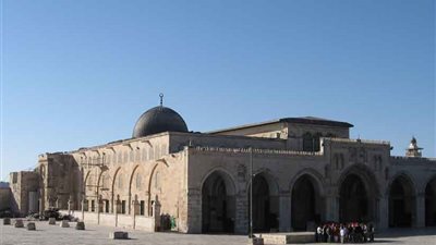 مستوطنون يقتحمون باحات المسجد الأقصى بحماية شرطة الاحتلال
