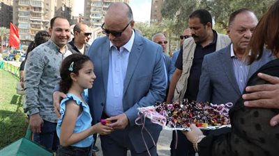 محافظ القاهرة يوزع الورود والحلوى على المواطنين احتفالًا بشم النسيم