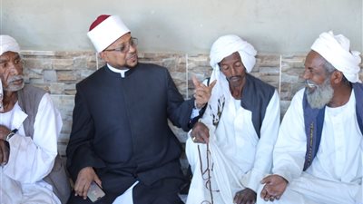 أمين (البحوث الإسلاميَّة) يلتقي شيوخ القبائل بمدينة شلاتين ضمن قافلة الأزهر الدعويَّة