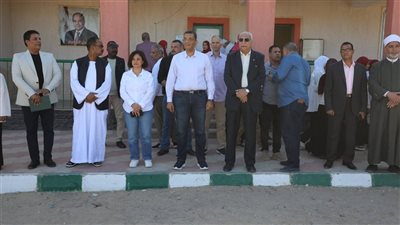 محافظ البحر الأحمر يبدأ يومه بين طلاب الشلاتين ويوجّه بإطلاق قوافل تعليمية إلكترونية