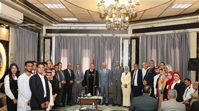 رئيس جامعة المنيا يقدم التهنئة للإخوة الأقباط بمناسبة عيد القيامة المجيد