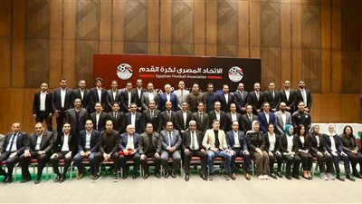 أبو ريدة يسلم الشارة الدولية للحكام