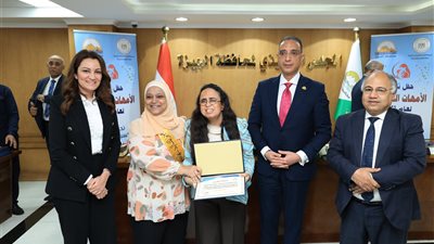 محافظ الجيزة يُكرِّم عدداً من الأمهات المثاليات على مستوى المحافظة