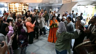 بالصور.. عروض فرقة النيل للموسيقى والغناء تجذب رواد مترو جامعة القاهرة