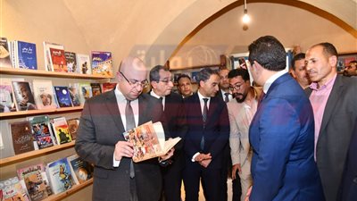 محافظ الفيوم يتفقد معرض الهيئة المصرية للكتاب ويفتتح الأنشطة بقرية تونس