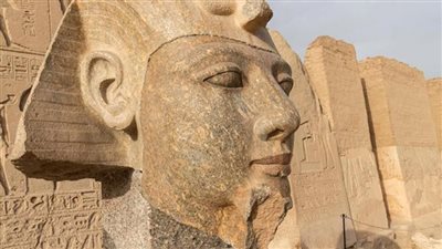 البعثة الأثرية الأمريكية تنتهي من ترميم رأس تمثال رمسيس الثاني بأبيدوس بسوهاج
