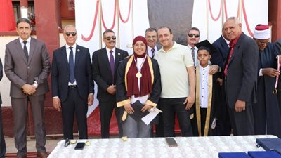 بحضور نواب البرلمان والشيوخ تكرّيم النماذج المتميزة بمدرسة الشهداء بالوادي الجديد 