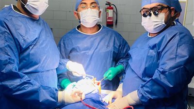 استمرت 6 ساعات.. نجاح جراحة معقدة لتركيب نصف وجه لمريض في الدقهلية 