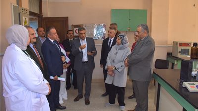 وفد العلوم الأساسية يتفقد كلية تكنولوجيا حيوية بجامعة السادات لقياس جودتها للدراسة العام المقبل