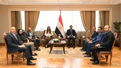وزير الشباب والرياضة يكرم هانيا الحمامي بعد تتويجها ببطولة الجونة الدولية للإسكواش