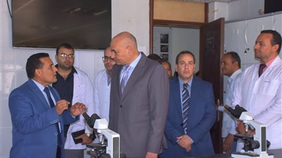 رئيس جامعة مدينة السادات يتفقد معامل كلية الطب البيطري لتعزيز التدريب العملي والتطوير الأكاديمي