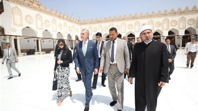 صور.. أمير رومانيا يتفقد أروقة الجامع الأزهر ووحدات المرصد