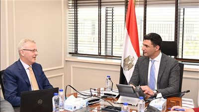 وزير الصناعة يبحث تعزيز التصنيع المحلي في قطاع صناعة السيارات