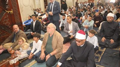  أحمد فؤاد الثاني يؤدي صلاة الجمعة بمسجد القائد إبراهيم بالإسكندرية 